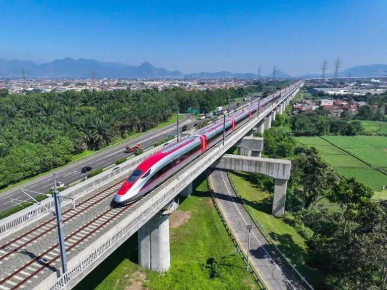 දින 100 පසු කළ ජකර්තා – බැන්ඩුං අධිවේගී දුම්රිය මාර්ගය
