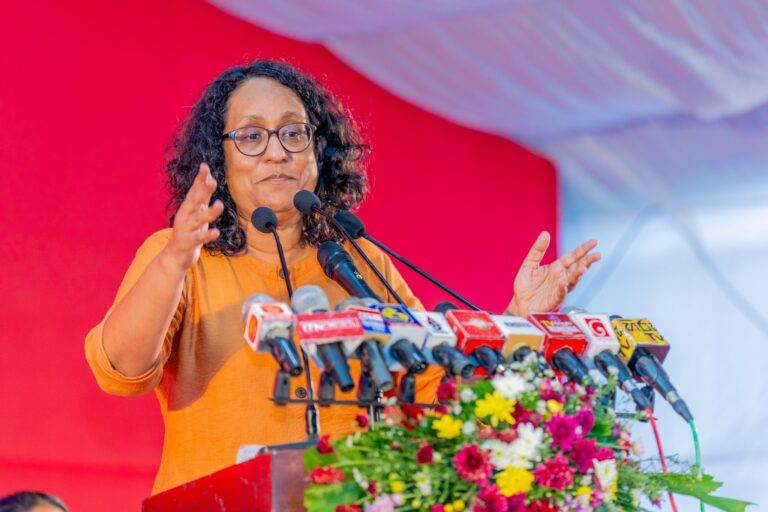 ඩීල් දේශපාලනයේ යුගය අවසන් කරන්න ගැහැණු අපි තීරණය කළා!