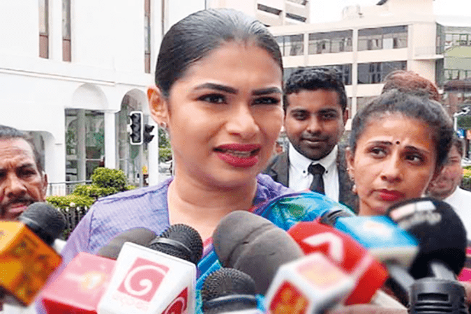 රනිල් දැන් කරන්නේ පොහොට්ටුවට ඕන දේශපාලනය – පන්න පන්න ගැහුවේ UNP පාක්ෂිකයින්ටමයි (VIDEO)