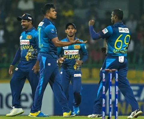පන්දු රැකීමම මදි බව හිතන්නට වෙන ජයකින් පළමු තරගය ජය ගන්න වනිදුට හැකි වෙයි.