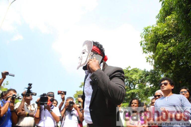 ඇමති කෙහෙළිය අත්අඩංගුවට ගන්නා ලෙස බලකරමින් විරෝධතාවක්! සමඟි මන්ත්‍රීටත් හූ සංග්‍රහයක්! (PHOTOS)