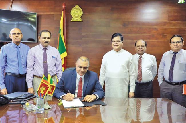 නව වසරේ වැඩියෙන් වැඩ කරමු – බන්දුල