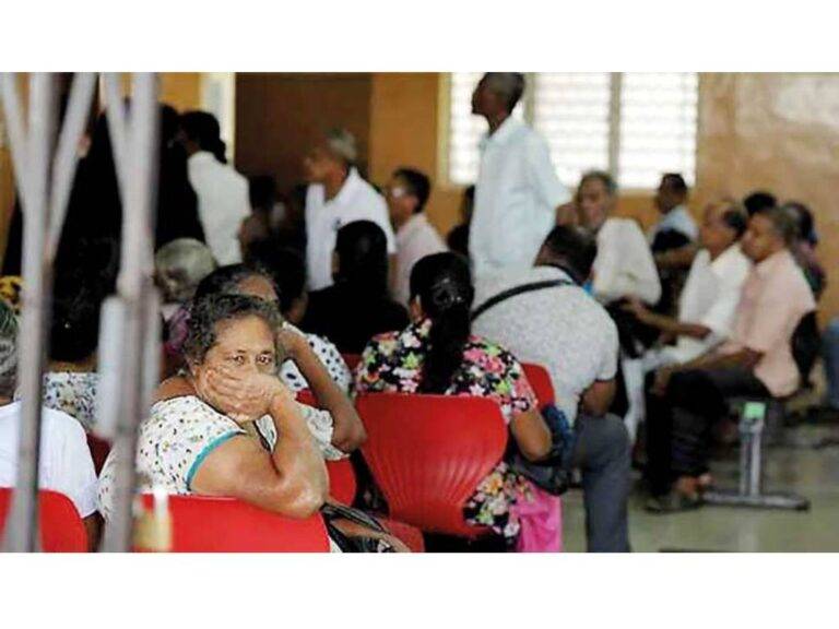 දොස්තරලට දෙන්න පුළුවන් නම් අපිට බැරි ඇයි? සෞඛ්‍ය වෘත්තීය සමිති 10ක් වැඩ වර්ජනයේ!