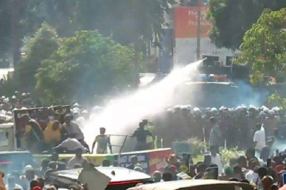 ආණ්ඩුව පෙරළන්න ආ සමඟියට පන්න පන්න කඳුළු ගෑස් – සංස්කරණය නොකළ සම්පූර්ණ දර්ශන (VIDEO)
