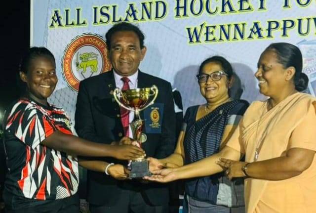 පාසල් හොකී සංගමයේ වාර්තාගත වසරක අවසානයේ 18 න් පහළ සූරතාවයේ වැඩි දස්කම් වෙන්නප්පුවෙන් සහ මාතලෙන්