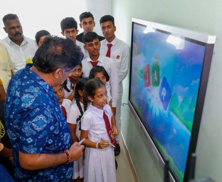 ජනතාව ලක්ෂ 12ක ණය කාරයින් කර ජනාධිපති සවාරි යන්න ලක්ෂ 2000ක් වෙන් කරගෙන – සජිත් (VIDEO)