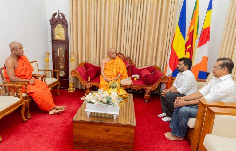 NPP නායකයින් මල්වතු හා අස්ගිරි දෙපාර්ශ්වයේ මහා නාහිමිපාණන් බැහැදකී!