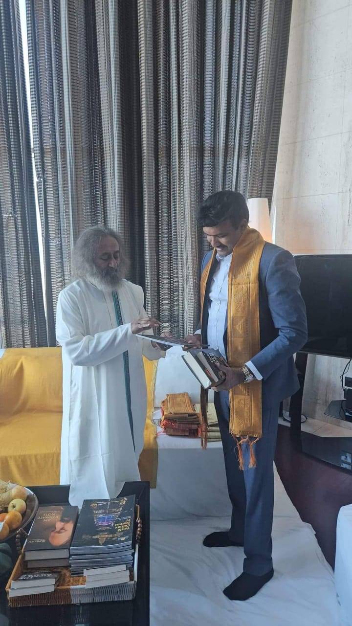 සෙන්තිල් තොණ්ඩමාන් හමු වූ ආධ්‍යාත්මික නායක ශ්‍රී රවි ශංකර් ගුරුජි!