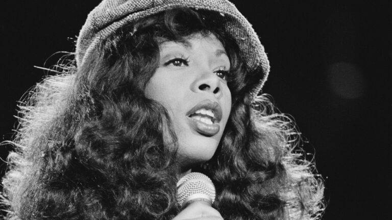 Grammy Lifetime Achievement සම්මානලාභීන් අතරට ආ “ඩිස්කෝ රැජින” – Donna Summer