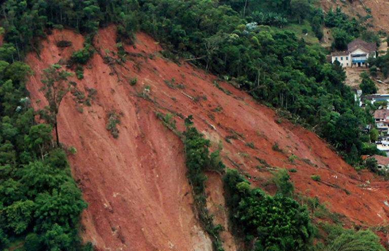 මොනරාගල නාය යෑමෙන් නිවාස 12කට හානි, තවත් නිවාස 7ක් අවදානම් තත්ත්වයේ!