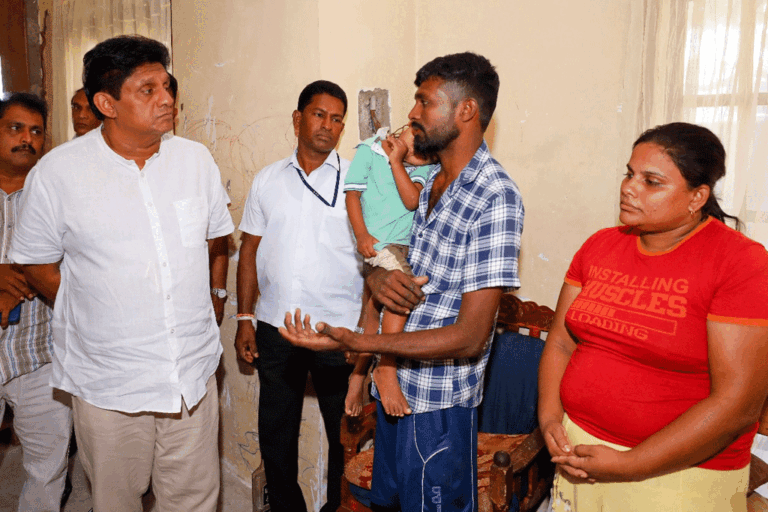 කිඹුල් ප්‍රහාරයට ලක්ව දිවි අහිමි වු සිසුවාගේ පවුලේ සාමාජිකයන් හමුවීමට විපක්ෂ නායකවරයා යයි