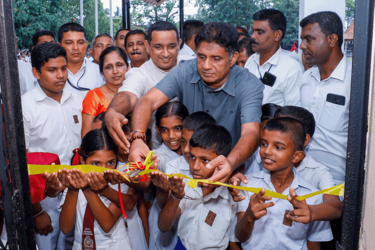 සජිත්ගේ “සක්වල” වැඩසටහනේ 60 වැනි ස්මාර්ට් පන්ති කාමරය කැස්බෑව ශ්‍රී සුදර්ශන විදුහලට (VIDEO)