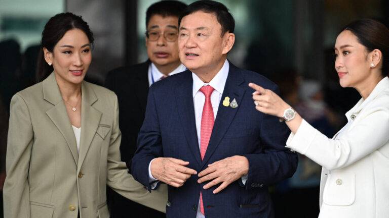 හිටපු අගමැති Thaksin Shinawatra ට නිදහස!