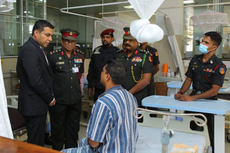 නිදහස් පෙරහුරුවේදී තුවාල ලද පැරෂුට් භටයින්ගේ සුවදුක් විමසීමට ඇමති තෙන්නකෝන් රෝහලට!(VIDEO)
