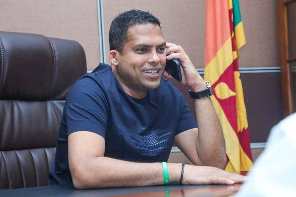 හරීන් සමුළුව බේරා ගනියි.