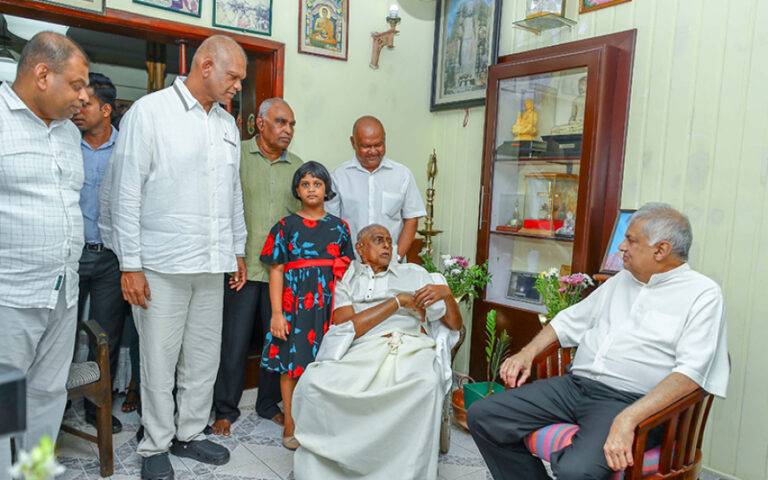 රෝගාතුරුව පසුවන හිටපු අමාත්‍ය ගාමිණි ජයවික්‍රම පෙරේරා මහතාගේ සුව දුක් විමසූ ජනපති!