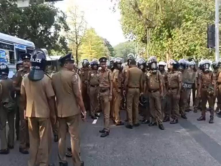 උද්ඝෝෂණයක් අතරතුර කොටුව පොලිස් ස්ථානයේ පාලන අංශයේ ස්ථානාධිපතිවරයා බිම ඇදවැටී තුවාල ලබයි!