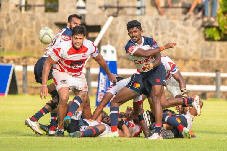 යුද හමුදා සෙබළු සහ සෙබළියෝ ගුවන් හමුදාව අභිබවා යති