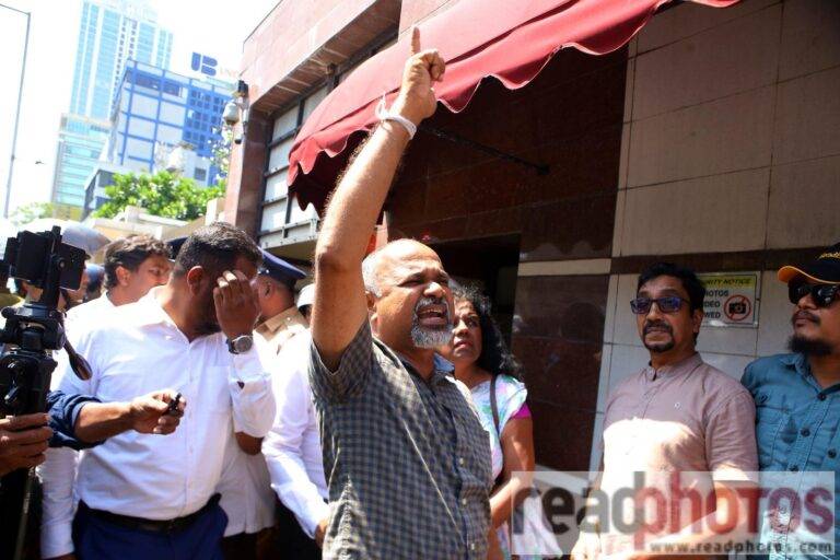 හරීන්ගේ ප්‍රකාශයට විරෝධය පළකරමින් ඉන්දියානු මහකොමසාරිස් කාර්යාලය ඉදිරිපිට විරෝධයක්!