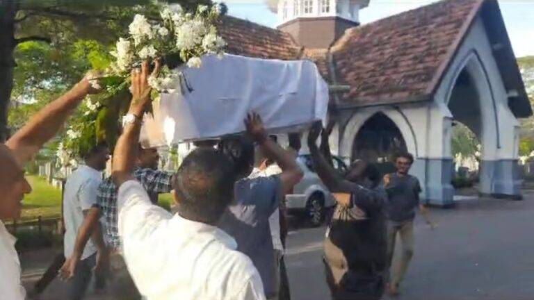 නිදහස් දවසේ මර්වින් සිල්වා බොරල්ල කනත්තේ කෙළපු පිස්සුව! (VIDEO)