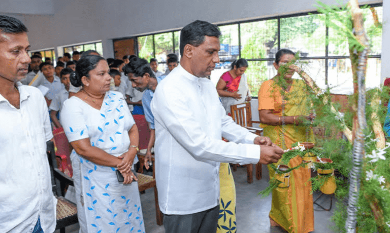 අහම්බෙන් ගොඩ බැස්ස ජනපති හෙලිකොප්ටරය නිසා බුදුරුවගල සිසුන්ට ලැබුණු දේ