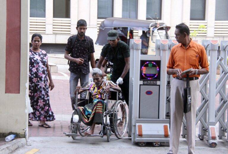 සෞඛ්‍ය වෘත්තීය සමිති 72ක් වැඩ වර්ජනයේ – සේවා සැපයීමට රෝහල්වලට හමුදාව කැඳවයි!