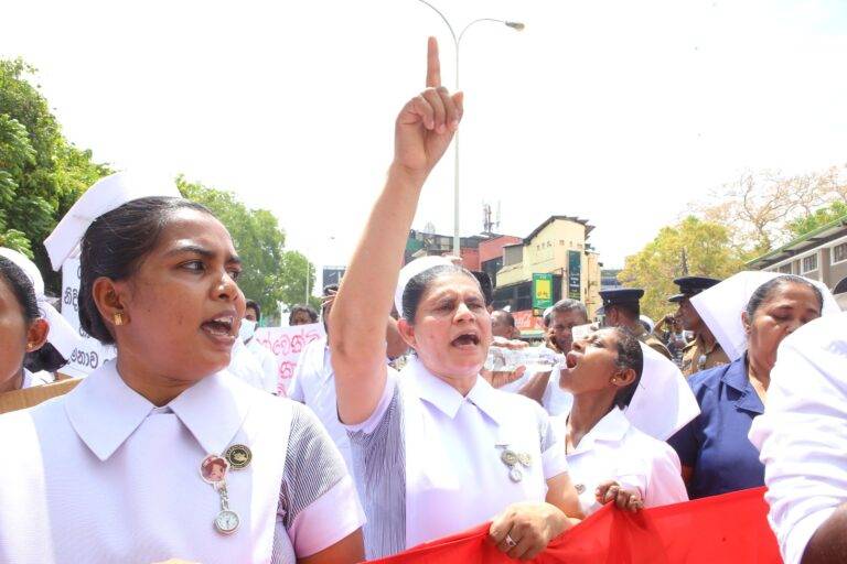 ප්‍රශ්න විසදන්නැයි බල කරමින් හෙද හෙදියෝ පාරට! අමාත්‍යාංශයේ ආරක්ෂාවට පොලීසිය!(PHOTOS)