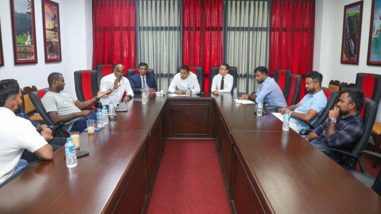 ඇමති බොහෝ දේ කීව ක්‍රීඩකයින් සමඟ වූ කෙටි හමුව