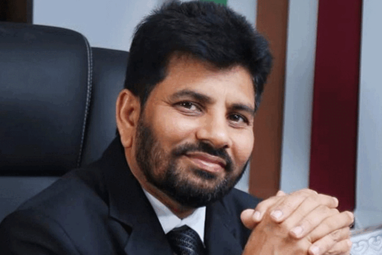 අලි සබ්‍රි රහීම්ගේ ජීප් රිය හැප්පෙයි. එක් පුද්ගලයෙකු රෝහලට !