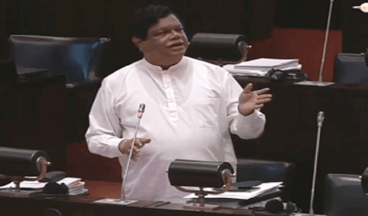 දේශපාලන වශයෙන් තිබෙන පුද්ගලික ආශාවන් සියල්ල අත්හරින්න – බන්දුල ගුණවර්ධන