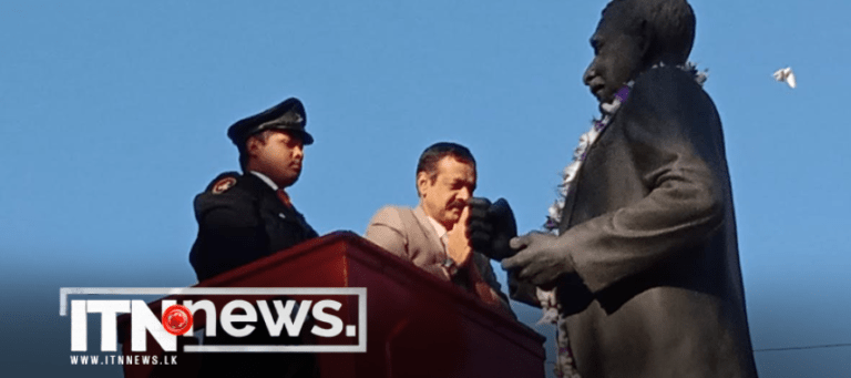 ශ්‍රී ලංකාවේ පළමු අග්‍රාමාත්‍ය මහාමාන්‍ය ඩී.එස්.සේනානායක පිළිරුවට පුෂ්පෝපහාර!