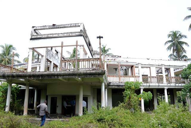 හිමිකරුවෙක් නොමැති මල්වානේ සුප්‍රකට සුඛෝපභෝගී නිවස සහ අක්කර 15ට වෙන්න යන දේ.