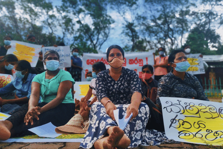 ක්ෂුද්‍ර මූල්‍ය ණය අර්බුදයෙන් ලක්ෂ 28ක් පීඩාවට පත්වෙලා. ඉන් ලක්ෂ 24 ක්ම කාන්තාවන් !