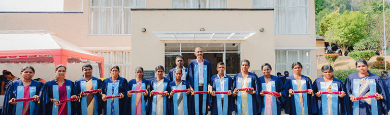 පළමුවරට රබර් අස්වනු සහායකයින්ට NVQ-3 සහතික!
