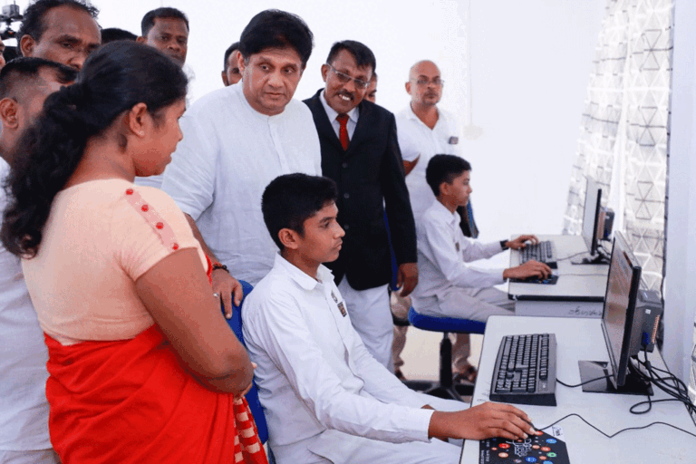 සජිත්ගේ ස්මාර්ට් පන්ති කාමර වැඩසටහන නොනැවතී ඉදිරියට. 101 අදියර අනුර මහා විද්‍යාලයට (VIDEO)