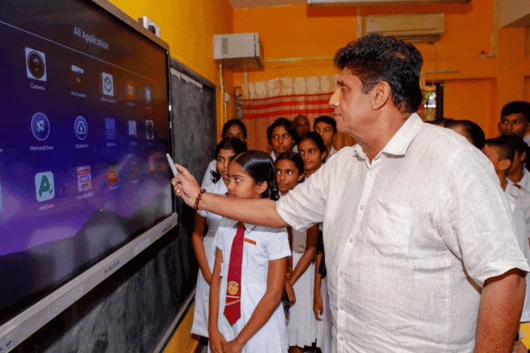 සජිත්ගේ “සක්වල” වැඩසටහනේ 86 අදියරින් නොච්චියාගම විද්‍යාර්ථ විද්‍යාලයට ස්මාර්ට් පන්ති කාමරයක්!