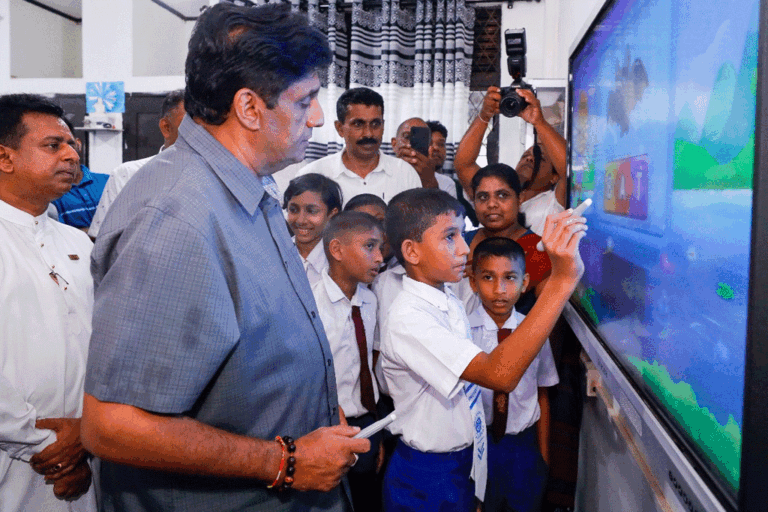 සජිත්ගේ “සක්වල” 74 වැනි අදියර යටතේ විජයබා කනිෂ්ඨ විද්‍යාලයට සුහුරු පන්ති කාමරයක් (VIDEO)