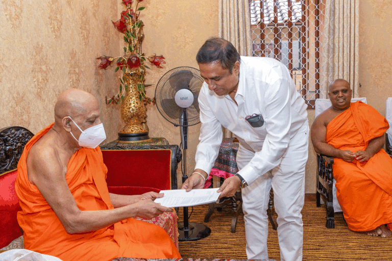 සත්‍ය, සමඟිය සහ සංහිඳියාව සඳහා වූ කොමිසමේ පනත් කෙටුම්පත මල්වතු – අස්ගිරි මහා නා හිමිවරුන්ගේ ප්‍රසාදයට