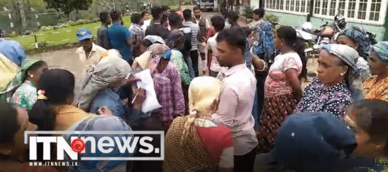වතුකරයේ නිවාස හිතවත් අයට පමණයි! වතු කම්කරුවන් පිරිසක් විරෝධතාවයක.