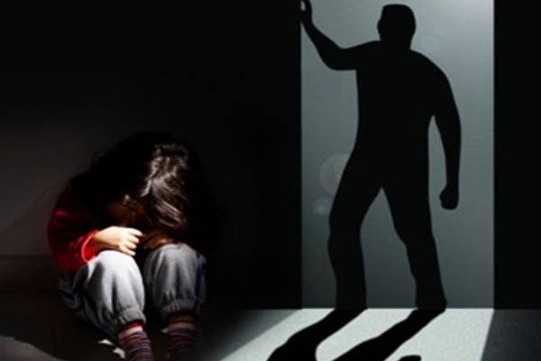 දැරියක අපයෝජනය කළා යැයි සැක පිට 9ක් අත්අඩංගුවට!