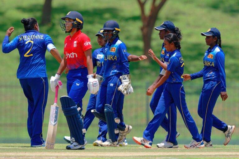 ශ්‍රී ලංකා යෞවනියෝ එංගලන්තයටත් බැට දෙති