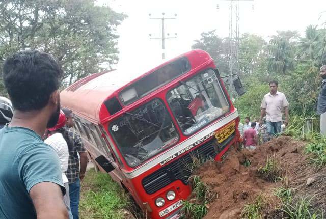 බස් අනතුරක්! හේතුව රියදුරාට නින්ද ගිහින්