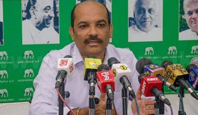 (VIDEO):අපේ නායකයාට ව්‍යවස්ථාවට පිටින් යන්න ඕනේ නැහැ.ව්‍යවස්ථාවෙන් කියන ජන්දය තියෙයි!