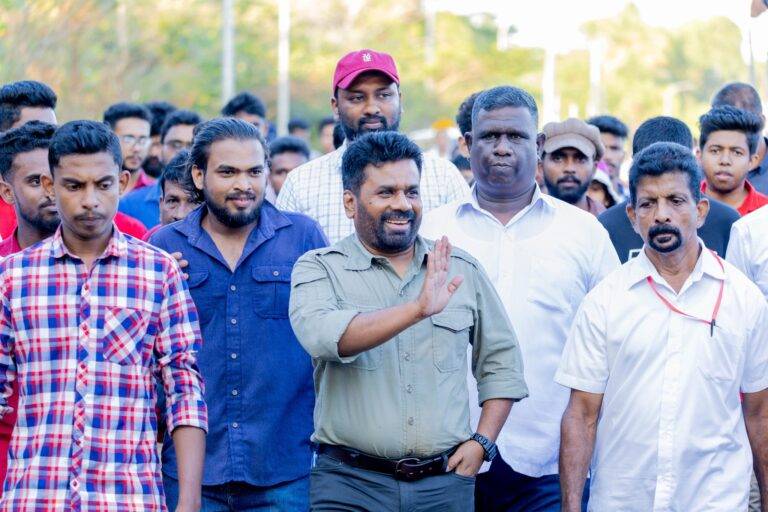 (VIDEO):මාතර තරුණ වේදිකාවේදී අනුර රාජපක්ෂලා, ප්‍රේමදාසලා කුජීත කරයි! තරුණ හදවත්වලට ආමන්ත්‍රණය කරන හැටි මෙන්න!