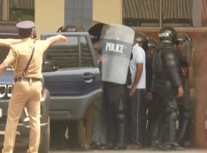 බෙල්ලනට අදත් විරෝධය,පොලිස් ආරක්ෂාව යට‍තේ රෝහල් පරිශ්‍රයෙන් ඉවත් කරයි!