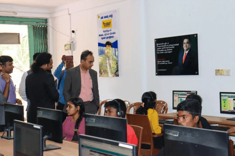 ඉන්දියානු නියෝජ්‍ය මහ කොමසාරිස්වරයා යාපනයේ ඩීපී එඩියුකේෂන් අයිටී කැම්පස් හි නිරීක්ෂණ චාරිකාවක