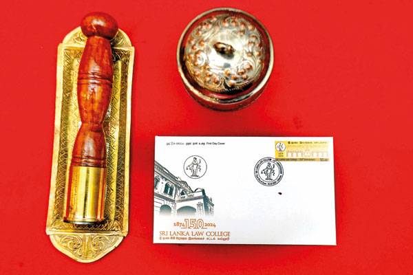 ශ්‍රී ලංකා නීති විද්‍යාලයට වසර 150ක්‌ සපිරීම නිමිත්තෙන්  විශේෂ සමරු මුද්දරයක් සහ මුල්දින කවරයක් නිකුත් වේ!