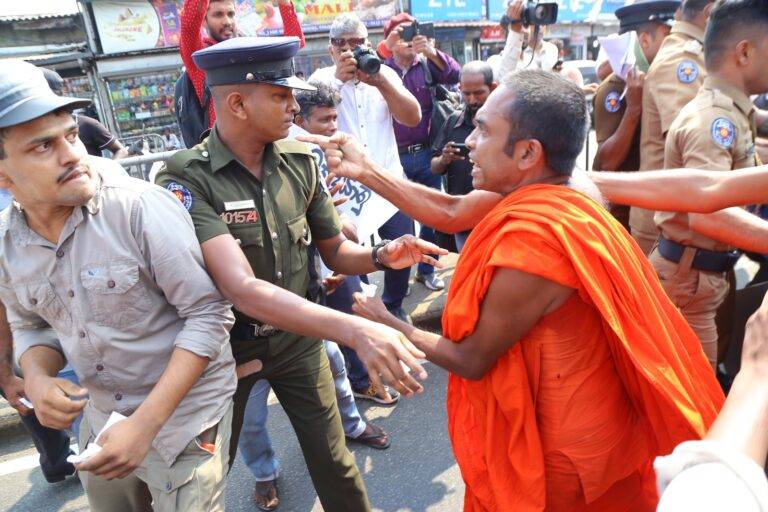 (VIDEO):කොටුව විරෝධතාව අතර පොලීසිය හා උද්ඝෝෂකයින් අතර ගැටුම්.උද්ඝෝෂකයින්ට පොලීසිය පන්න පන්න ගහයි! ජල හා කඳුළු ගෑස් ප්‍රහරයකුත්!