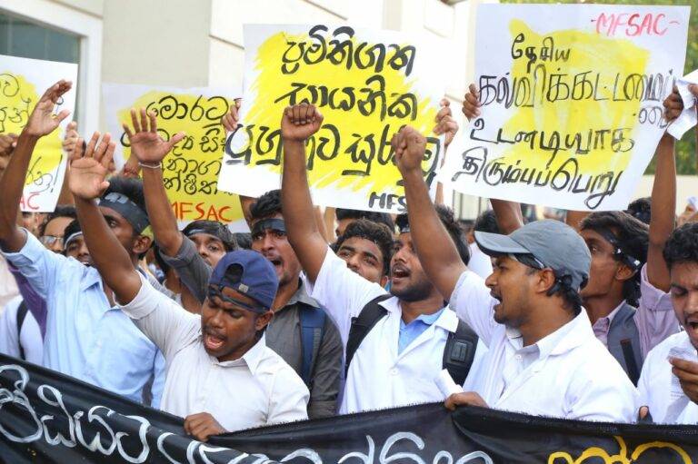 වෙද උපාධි කඩවලට විරෝධය දක්වමින් වෛද්‍ය සිසුන් විරෝධතාවේ! (PHOTOS)