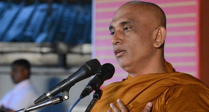 (VIDEO)රදළ දේශපාලනය දැන් ඉවරයි. දැන් රටට ආදරය කරන බලවේගයක් අවශ්‍යයි! – රතන හිමිගේ අලුත්ම කතාව
